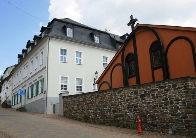 Kirche mit Pfarrhaus